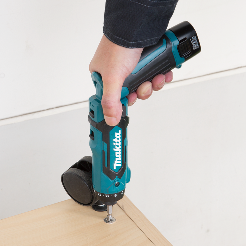 Makita DF012DSE 7.2V Cordless Driver Drill 1/4" 8NM Incl. 2x 1.5Ah Battery, 1x Charger