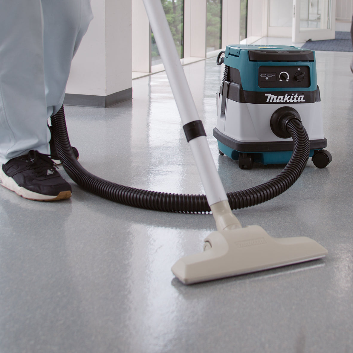 Makita DVC860LZ LXT 18Vx2 Cordless and Corded Wet and Dry Vacuum Cleaner 8L With 2×3.0Ah Batteries and Charger Kit