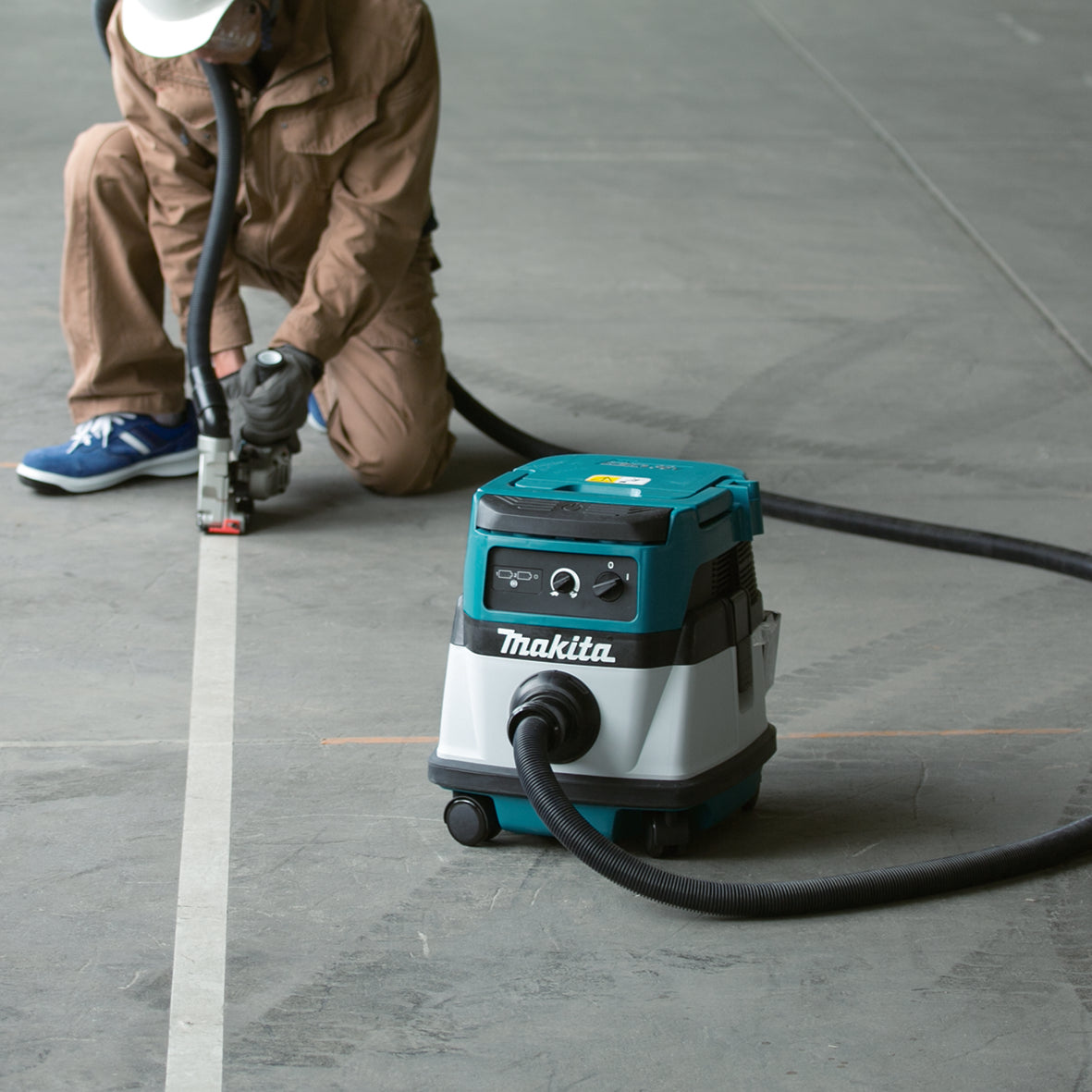 Makita DVC860LZ LXT 18Vx2 Cordless and Corded Wet and Dry Vacuum Cleaner 8L With 2×3.0Ah Batteries and Charger Kit