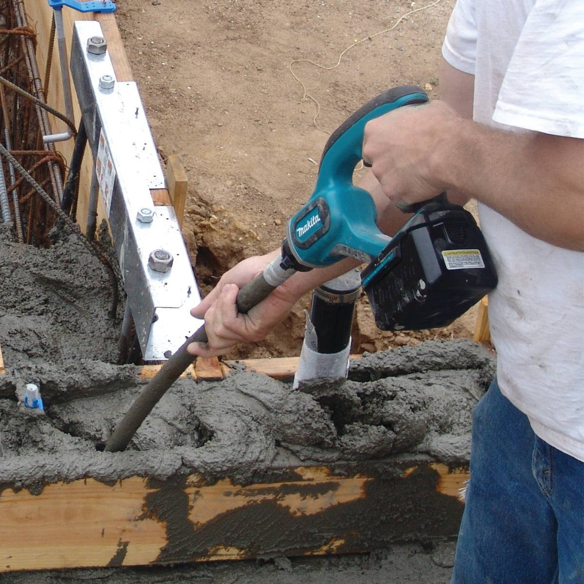 MAKITA DVR450Z 1,200mm (4.0ft) CORDLESS CONCRETE VIBRATOR (TOOL ONLY) (LXT SERIES)