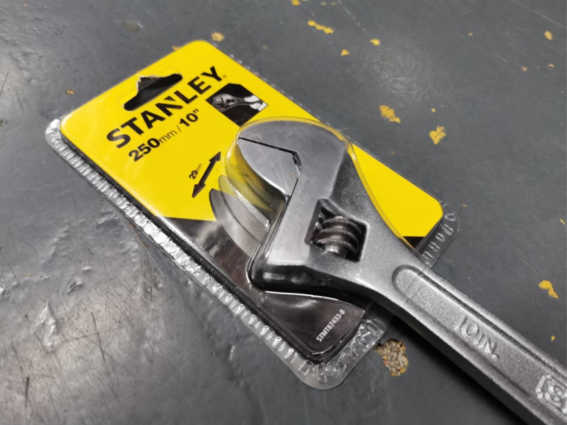 Stanley ADJUSTABLE WRENCH SIZE FROM 6" TO 15" (5 SIZE OPTION) - 1PC