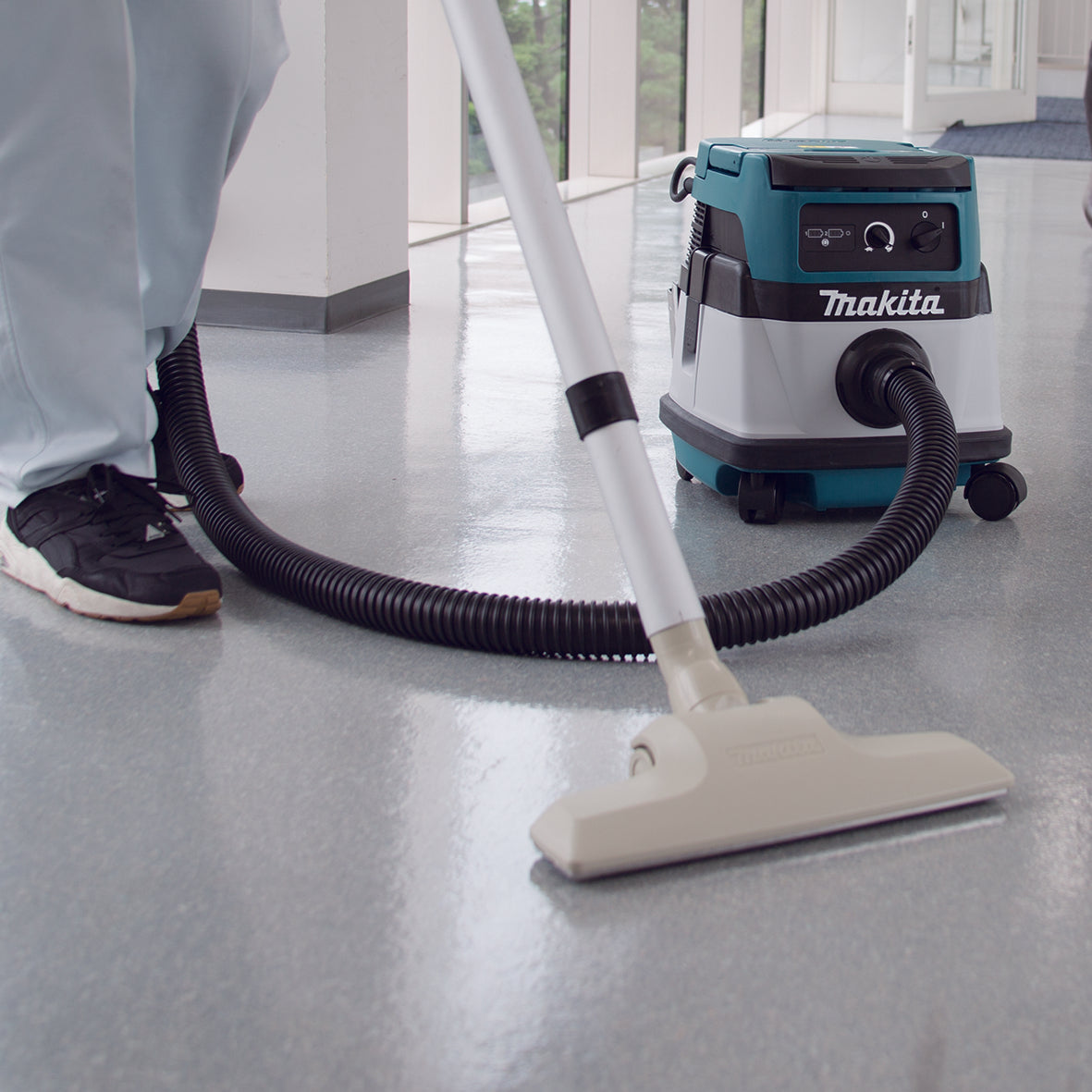 MAKITA DVC860LZ CORDED & CORDLESS VACUUM CLEANER (WET&DRY) (LXT SERIES)